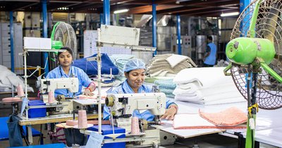 Prawda o fast fashion - ukryte koszty tanich ubrań