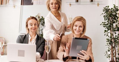 Smart casual po czterdziestce - elegancja w każdym wieku