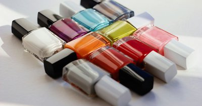 Manicure 2026: najmodniejsze kolory paznokci tego sezonu