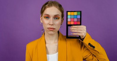 Makijaż dopasowany do kolorystyki outfit - teoria kolorów w praktyce